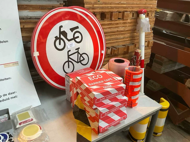 Afzetlint en verkeersbord - afbeelding 1 van  5