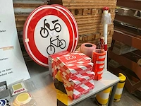 Afzetlint en verkeersbord - afbeelding 1 van  5