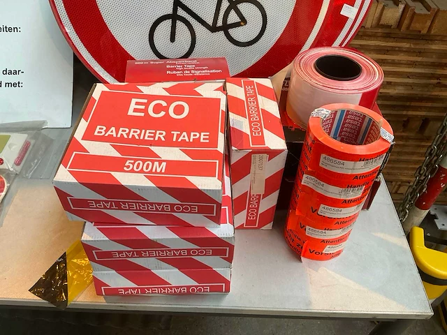 Afzetlint en verkeersbord - afbeelding 2 van  5