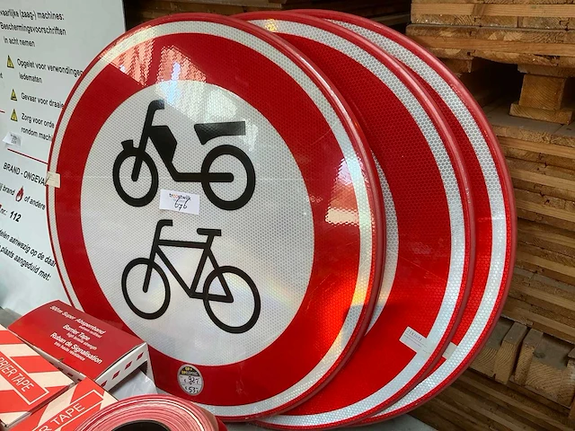 Afzetlint en verkeersbord - afbeelding 3 van  5