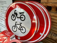 Afzetlint en verkeersbord - afbeelding 3 van  5