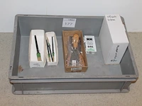 Afzetlint, mesjes, plamuurmessen en kwasten in kunststof krat. - afbeelding 1 van  2