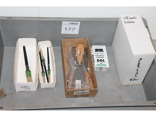 Afzetlint, mesjes, plamuurmessen en kwasten in kunststof krat. - afbeelding 2 van  2