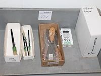 Afzetlint, mesjes, plamuurmessen en kwasten in kunststof krat. - afbeelding 2 van  2