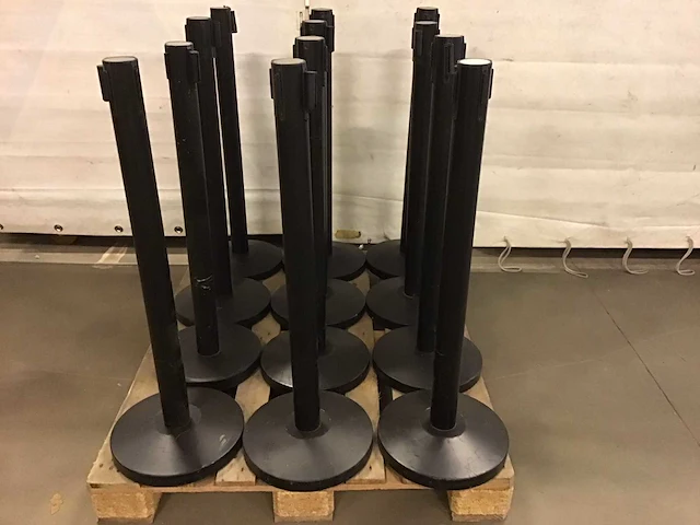 Afzetpaal (12x) zwart met treklint - afbeelding 1 van  2