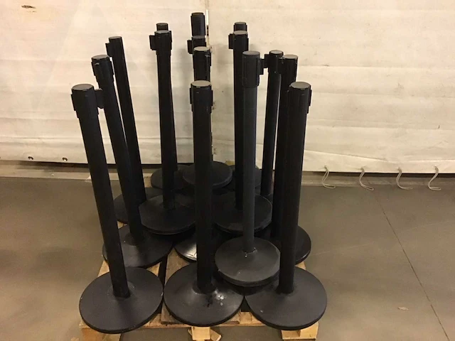 Afzetpaal (15x) zwart met treklint - afbeelding 1 van  2