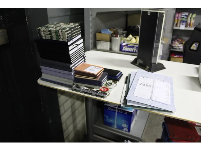 Agenda's en kalenders 2025 in diverse kleuren en maten circa 40 stuks - afbeelding 2 van  4