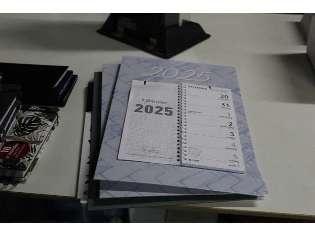 Agenda's en kalenders 2025 in diverse kleuren en maten circa 40 stuks - afbeelding 4 van  4
