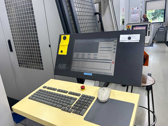 Agie - agietron impact 3 - die sinking edm machine - 2003 - afbeelding 2 van  14
