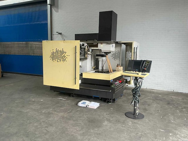Agie - agietron impact 3 - die sinking edm machine - 2003 - afbeelding 9 van  14