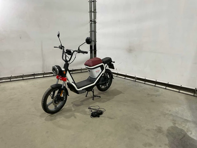 Agm - snorscooter - e-scooter - afbeelding 1 van  16