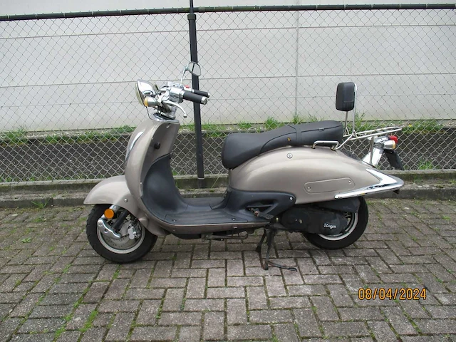 Agm - snorscooter - v 641 retro - scooter - afbeelding 1 van  11