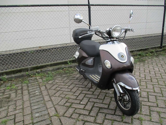 Agm znen - snorscooter - legend (zn50qt-e5) - scooter - afbeelding 7 van  11