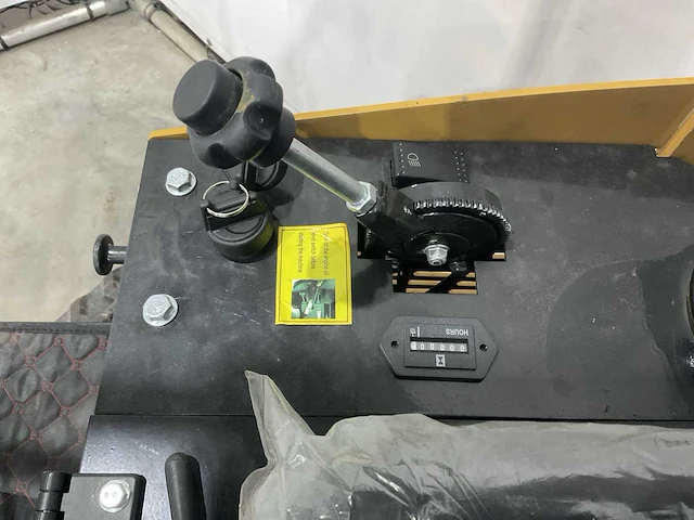 Agt - 2024 - h12r - graafmachine met hydraulische grondboor en extra bak, type motor r420 - afbeelding 14 van  16