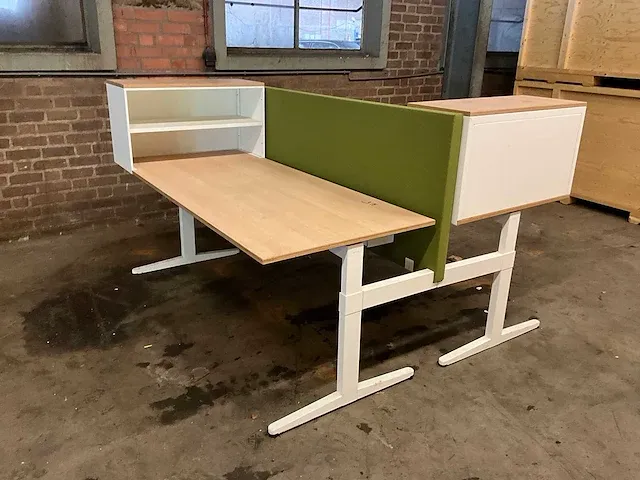 Ahrend - duo bureau in hoogte verstelbaar v.v. acoustisch paneel, opbergsysteem 180x170cm - afbeelding 1 van  5