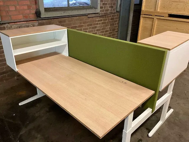 Ahrend - duo bureau in hoogte verstelbaar v.v. acoustisch paneel, opbergsysteem 180x170cm - afbeelding 2 van  5