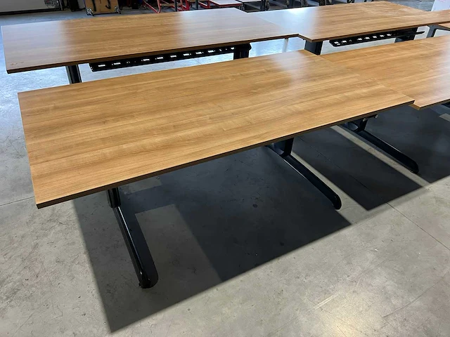 Ahrend - in hoogte verstelbaar - desk - afbeelding 1 van  3
