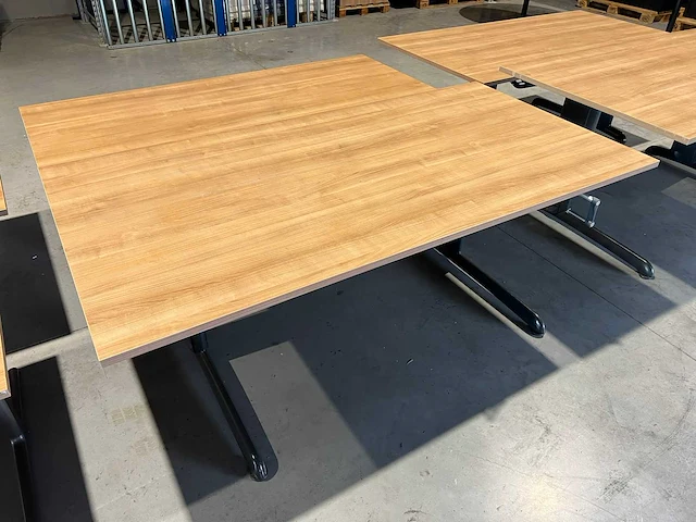 Ahrend - in hoogte verstelbaar - desk - afbeelding 1 van  2