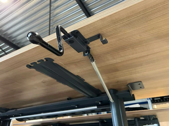 Ahrend - in hoogte verstelbaar - desk - afbeelding 2 van  2