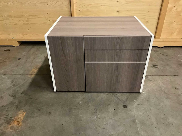 Ahrend - ladekast 80x60x55cm greeploos v.v. vakkenindeling, blom scharnieren - afbeelding 1 van  4