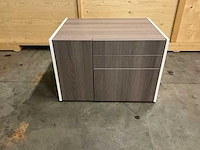 Ahrend - ladekast 80x60x55cm greeploos v.v. vakkenindeling, blom scharnieren - afbeelding 1 van  4