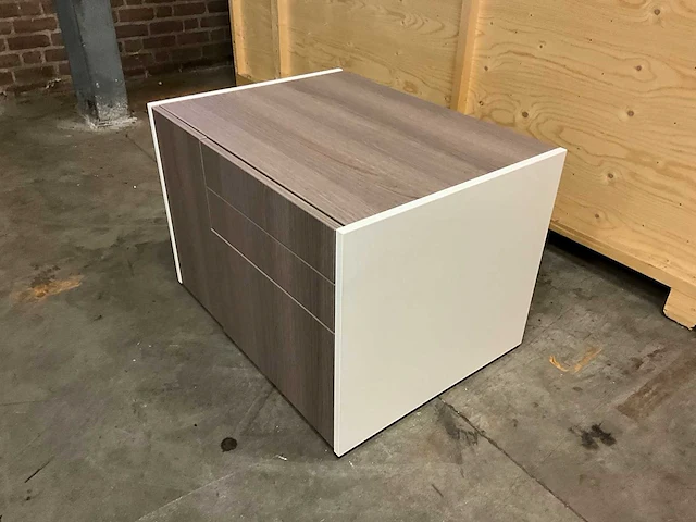 Ahrend - ladekast 80x60x55cm greeploos v.v. vakkenindeling, blom scharnieren - afbeelding 2 van  4