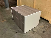 Ahrend - ladekast 80x60x55cm greeploos v.v. vakkenindeling, blom scharnieren - afbeelding 2 van  4
