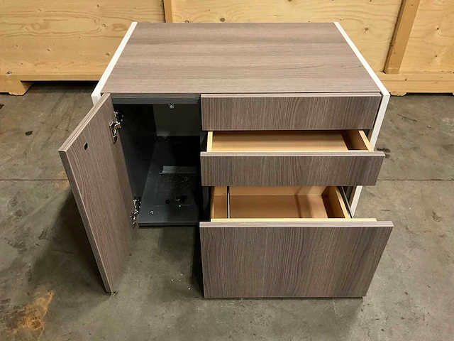 Ahrend - ladekast 80x60x55cm greeploos v.v. vakkenindeling, blom scharnieren - afbeelding 3 van  4