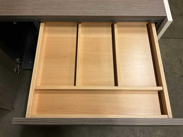 Ahrend - ladekast 80x60x55cm greeploos v.v. vakkenindeling, blom scharnieren - afbeelding 4 van  4