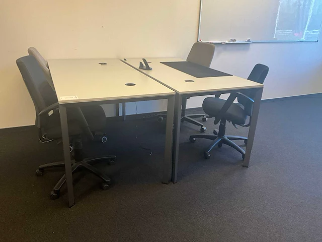 Ahrend bureau met 6 stoelen en whiteboard (4x) - afbeelding 1 van  6