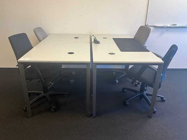 Ahrend bureau met 6 stoelen en whiteboard (4x) - afbeelding 2 van  6