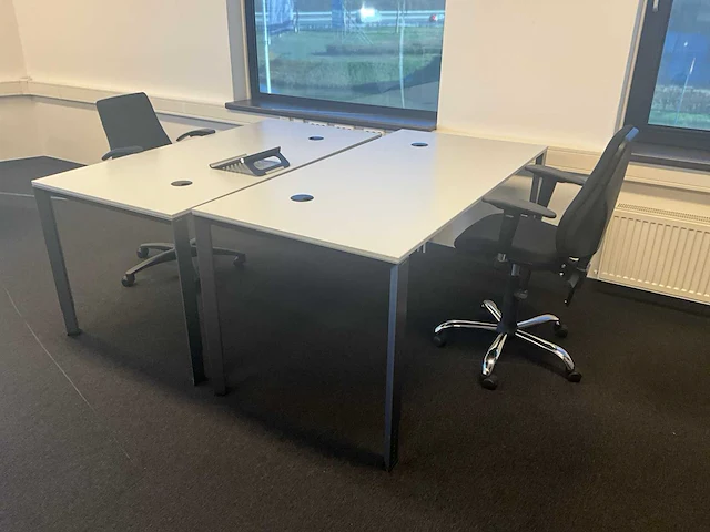 Ahrend bureau met 6 stoelen en whiteboard (4x) - afbeelding 4 van  6