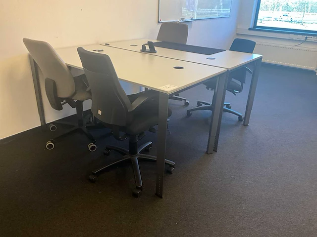Ahrend bureau met 6 stoelen en whiteboard (4x) - afbeelding 5 van  6