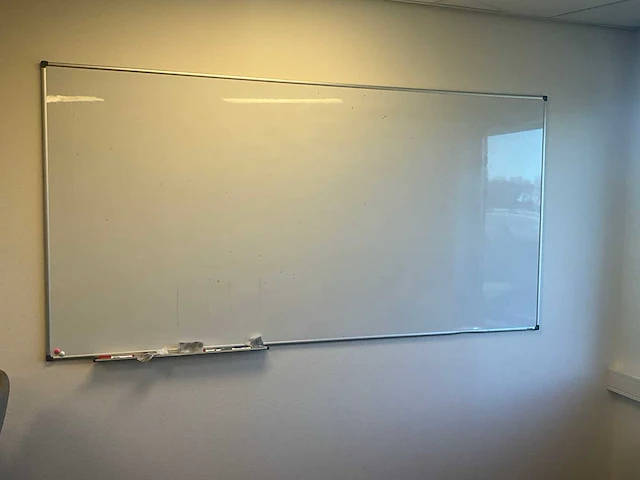 Ahrend bureau met 6 stoelen en whiteboard (4x) - afbeelding 6 van  6