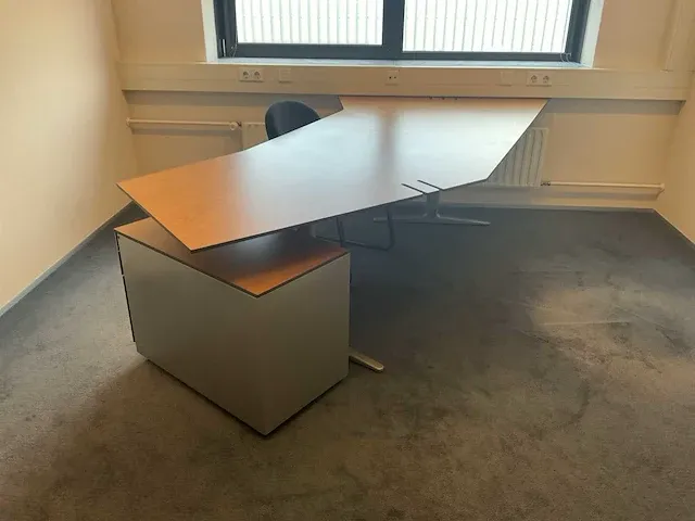 Ahrend bureau - afbeelding 1 van  7