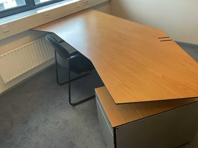 Ahrend bureau - afbeelding 3 van  7