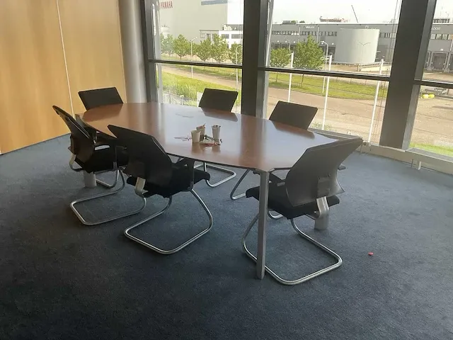 Ahrend vergadertafel met 6 stoelen - afbeelding 1 van  6