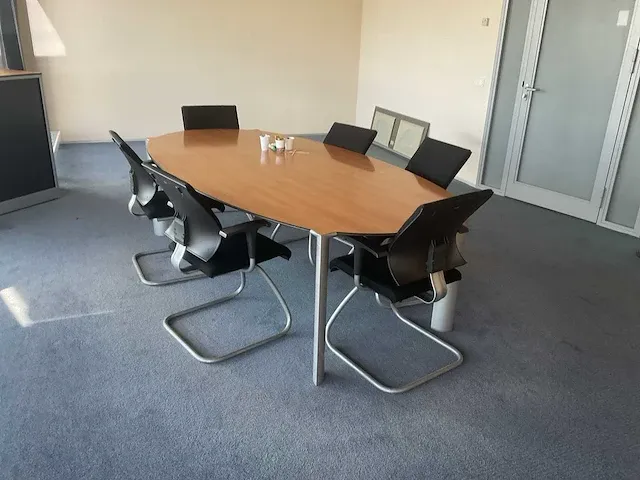 Ahrend vergadertafel met 6 stoelen - afbeelding 2 van  6