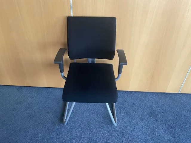 Ahrend vergadertafel met 6 stoelen - afbeelding 4 van  6