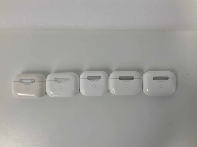 Airpods pro 1, with charging case + airpods pro 2, with charging case + apple watch 8 45mm gps fmi (6x) - afbeelding 3 van  3