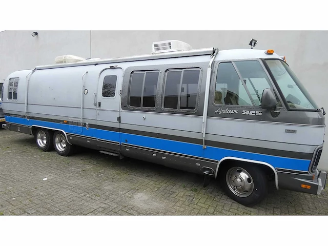 Airstream - 325 - campervan - afbeelding 1 van  57