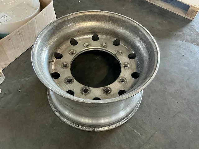 Alcoa vrachtwagen velg - afbeelding 1 van  5