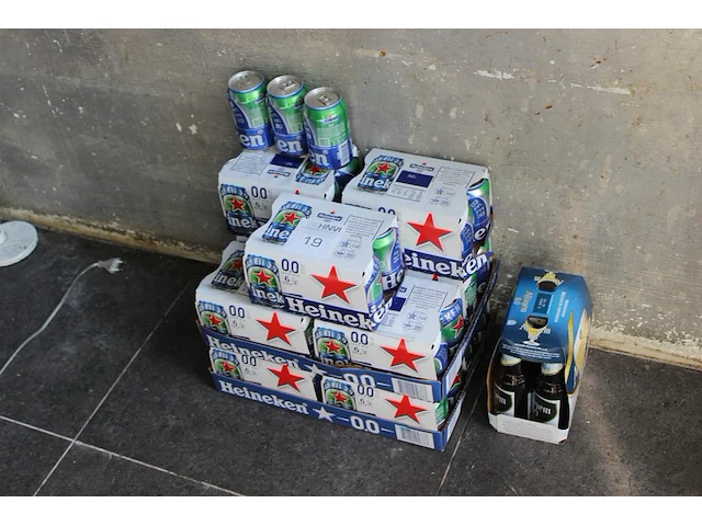 Alcoholvrij bier in 4 kratten en 2 traytjes. veelal houdbaar tot 10-2025. - afbeelding 1 van  2