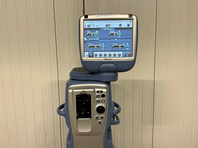 Alcon - infiniti vision - phacoemulsifier - afbeelding 2 van  7