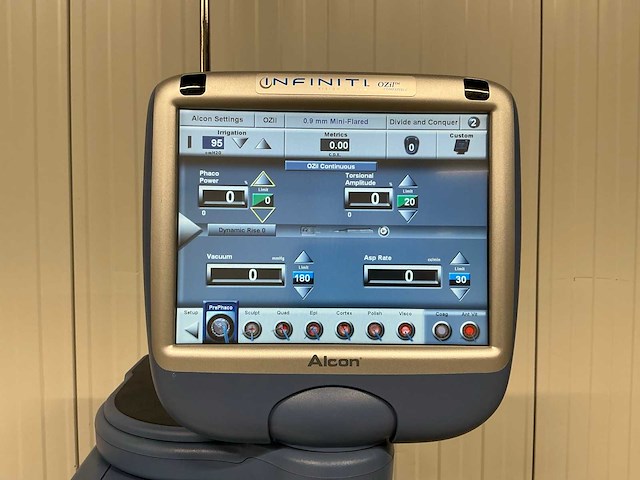 Alcon - infiniti vision - phacoemulsifier - afbeelding 3 van  7