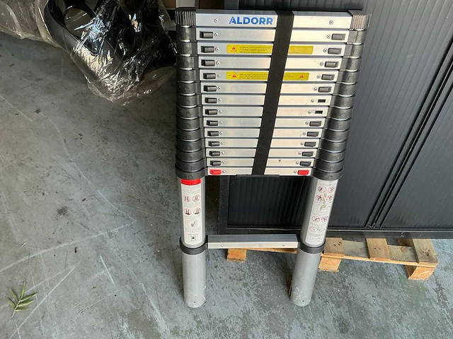 Aldoor uitschuifbare ladder - afbeelding 1 van  1