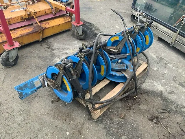Alfa 60 pneumatische olie haspels op 1 rails (8x) - afbeelding 1 van  12