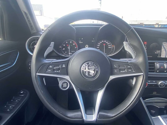 Alfa romeo - giulia - 2.0t super 2018 | l-638-zg - afbeelding 9 van  35
