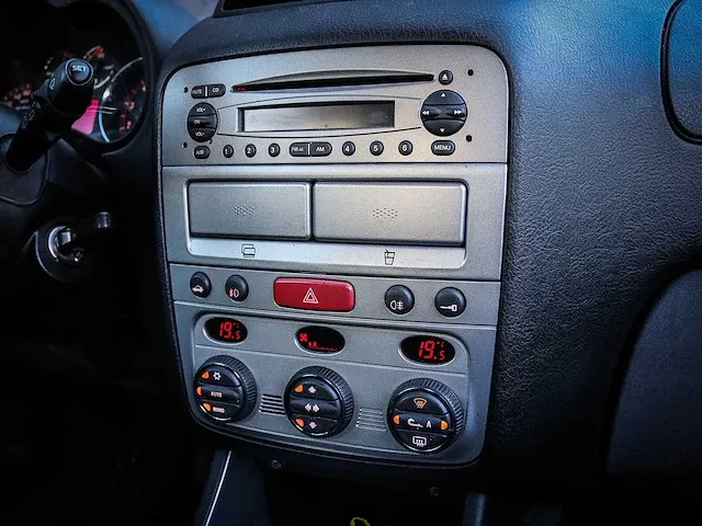 Alfa romeo 147 - 2.0 t.spark business pro selespeed 93-klb-2 - afbeelding 2 van  21