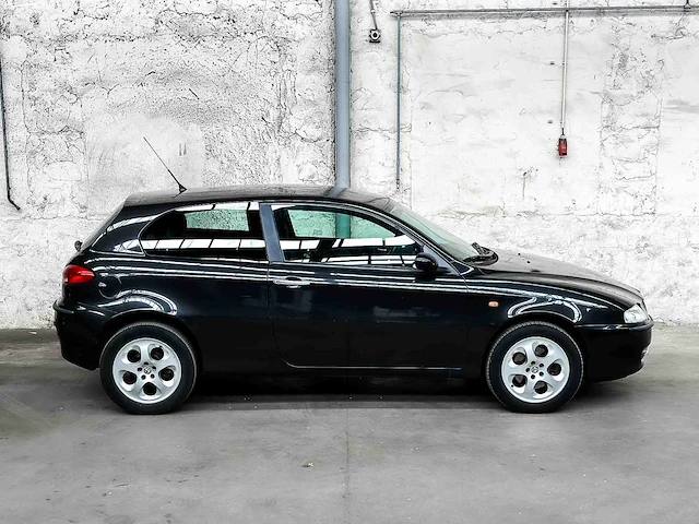 Alfa romeo 147 1.6 ts impression 105pk 2004, 09-ph-kf - afbeelding 34 van  35